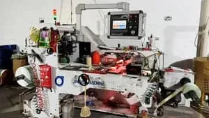 ماكينة تشكيل الملصقات عالية السرعة